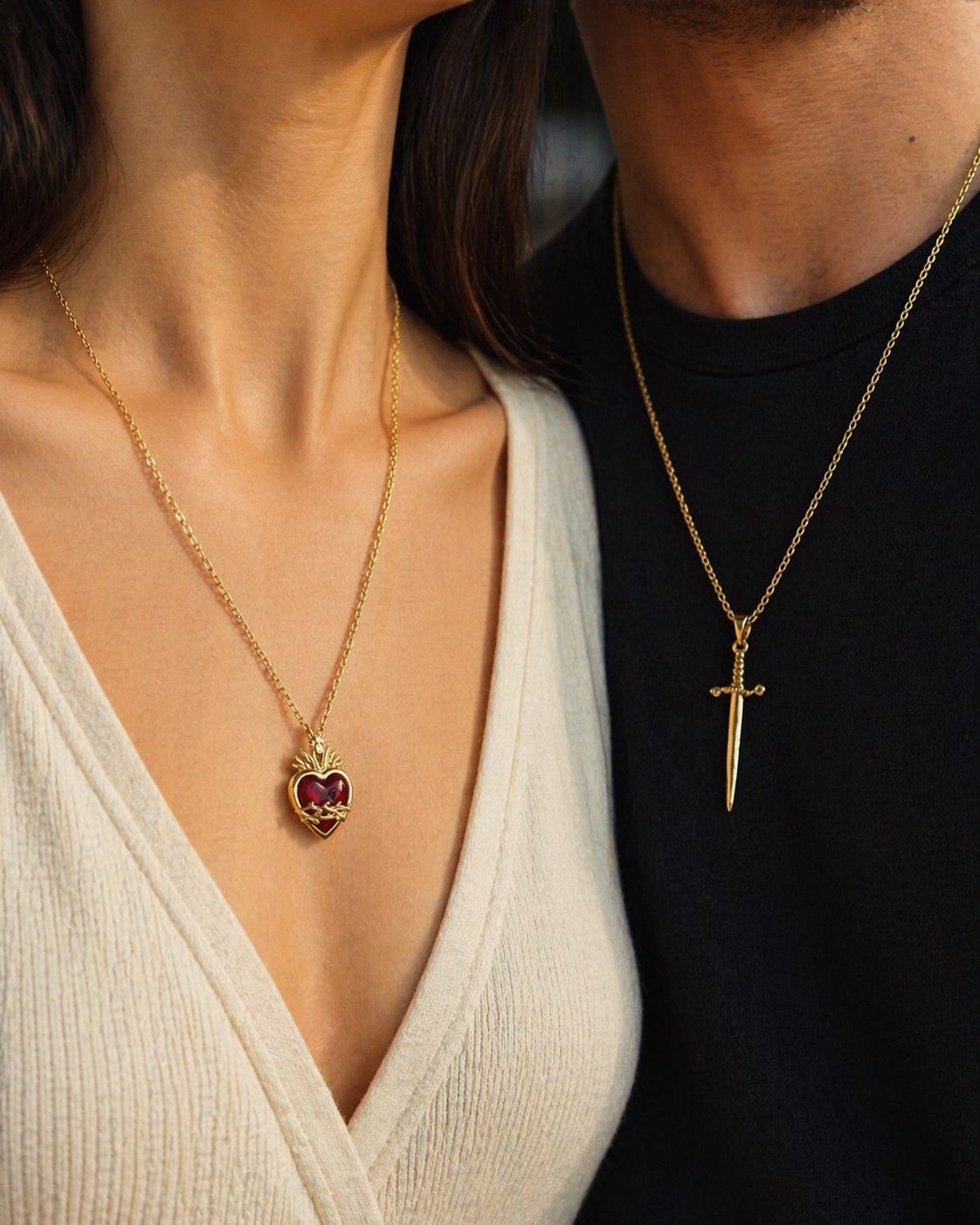 SET PAREJA COLLAR DUO CORAZÓN Y ESPADA